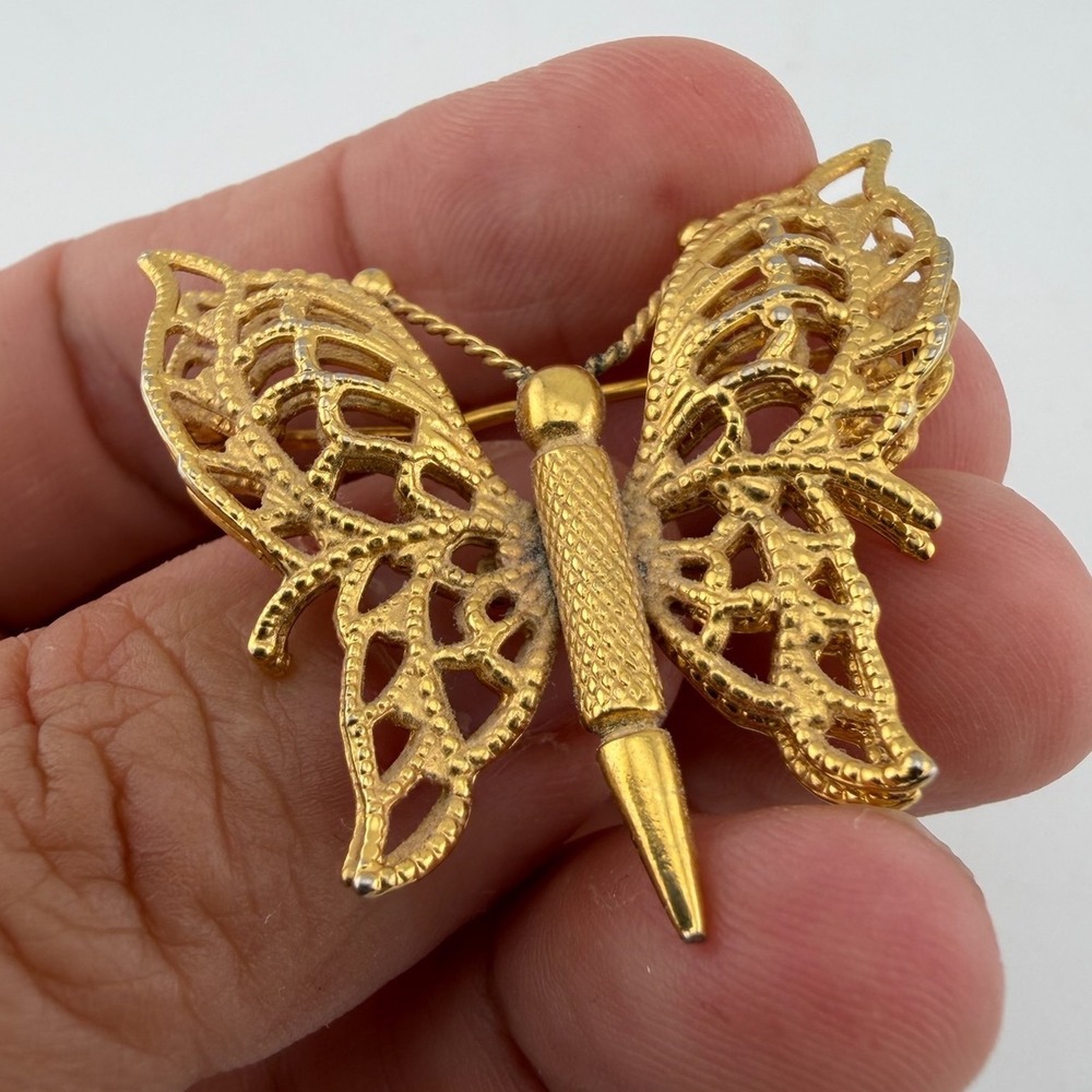 Vintage Monet Butterfly Brooch Small Gold Tone Excellent Layered Filigree Pin - Picture 4 of 8